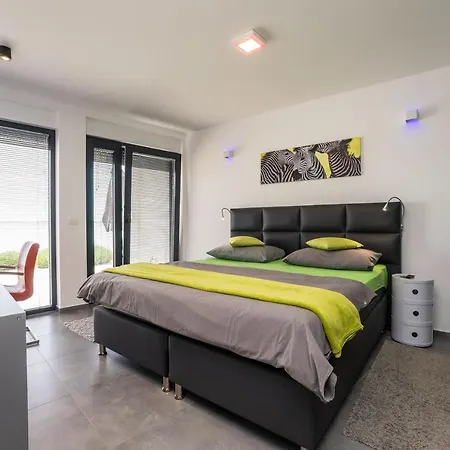 Apartament Jimmys Direkt Am Und Beheiztem Pool Privlaka (Zadar)