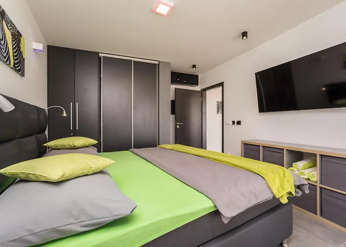 Appartement Jimmys Direkt Am Und Beheiztem Pool