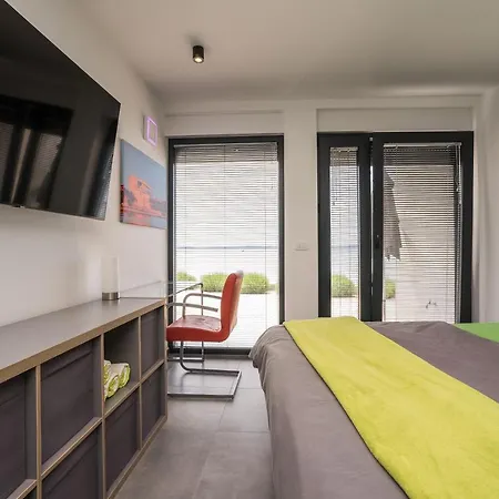 Jimmys Direkt Am Und Beheiztem Pool プリヴラカ