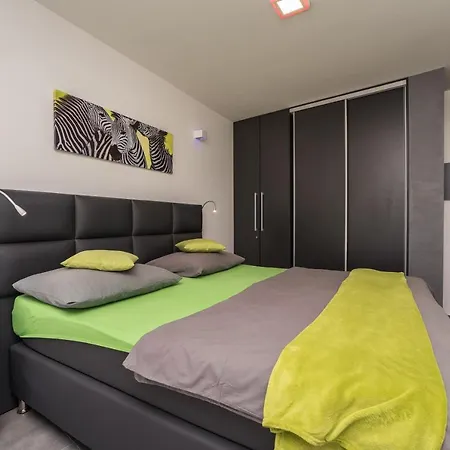 Jimmys Direkt Am Und Beheiztem Pool Appartement *