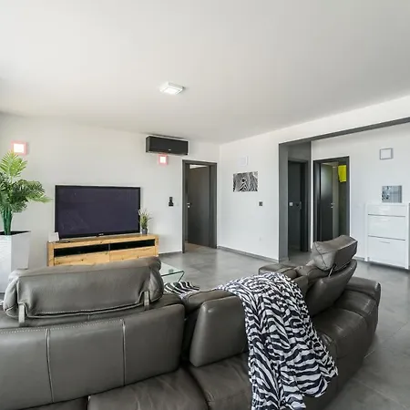 Jimmys Direkt Am Und Beheiztem Pool Appartement