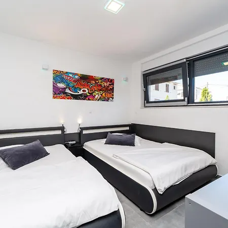 Jimmys Direkt Am Und Beheiztem Pool Apartmán *