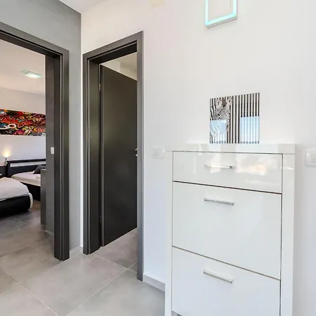 Appartement Jimmys Direkt Am Und Beheiztem Pool