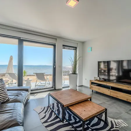 Jimmys Direkt Am Und Beheiztem Pool Appartement