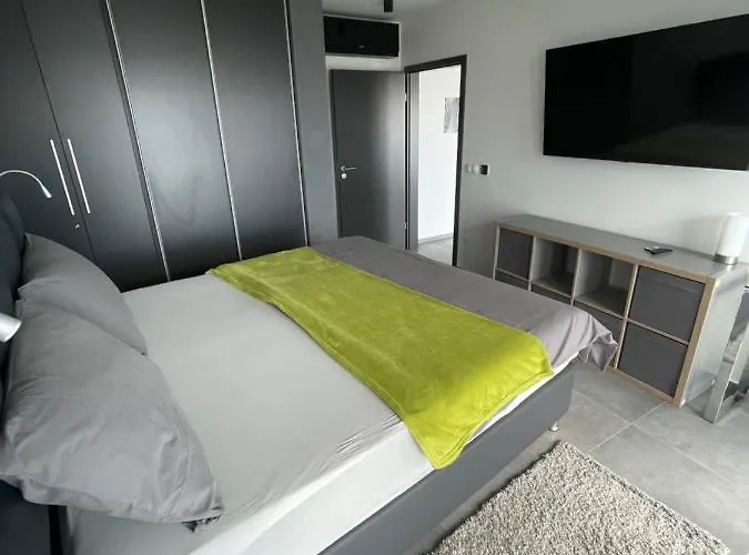 Jimmys Direkt Am Und Beheiztem Pool Apartmán *