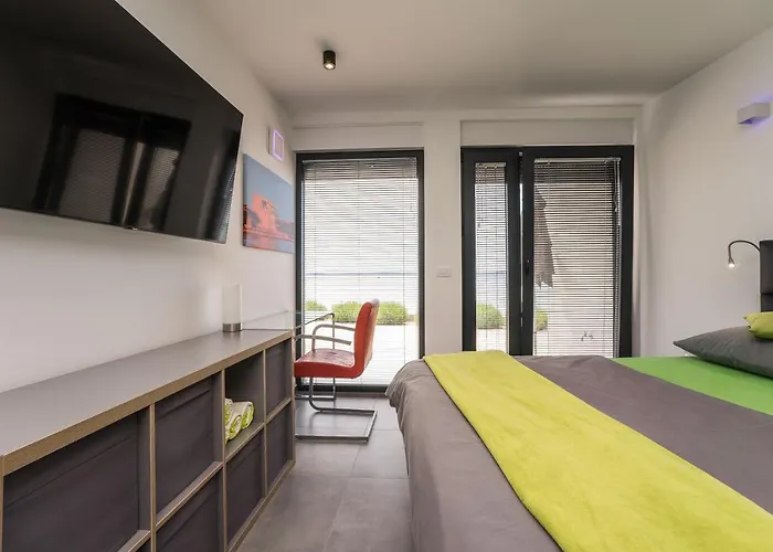 Jimmys Direkt Am Und Beheiztem Pool Privlaka