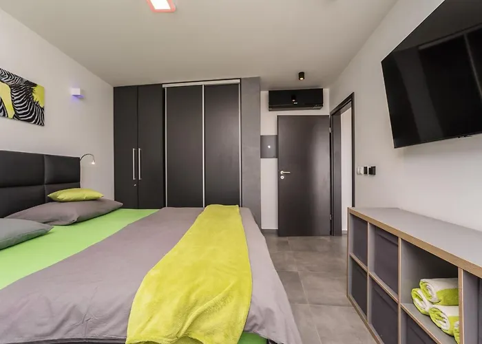 Jimmys Direkt Am Und Beheiztem Pool Privlaka